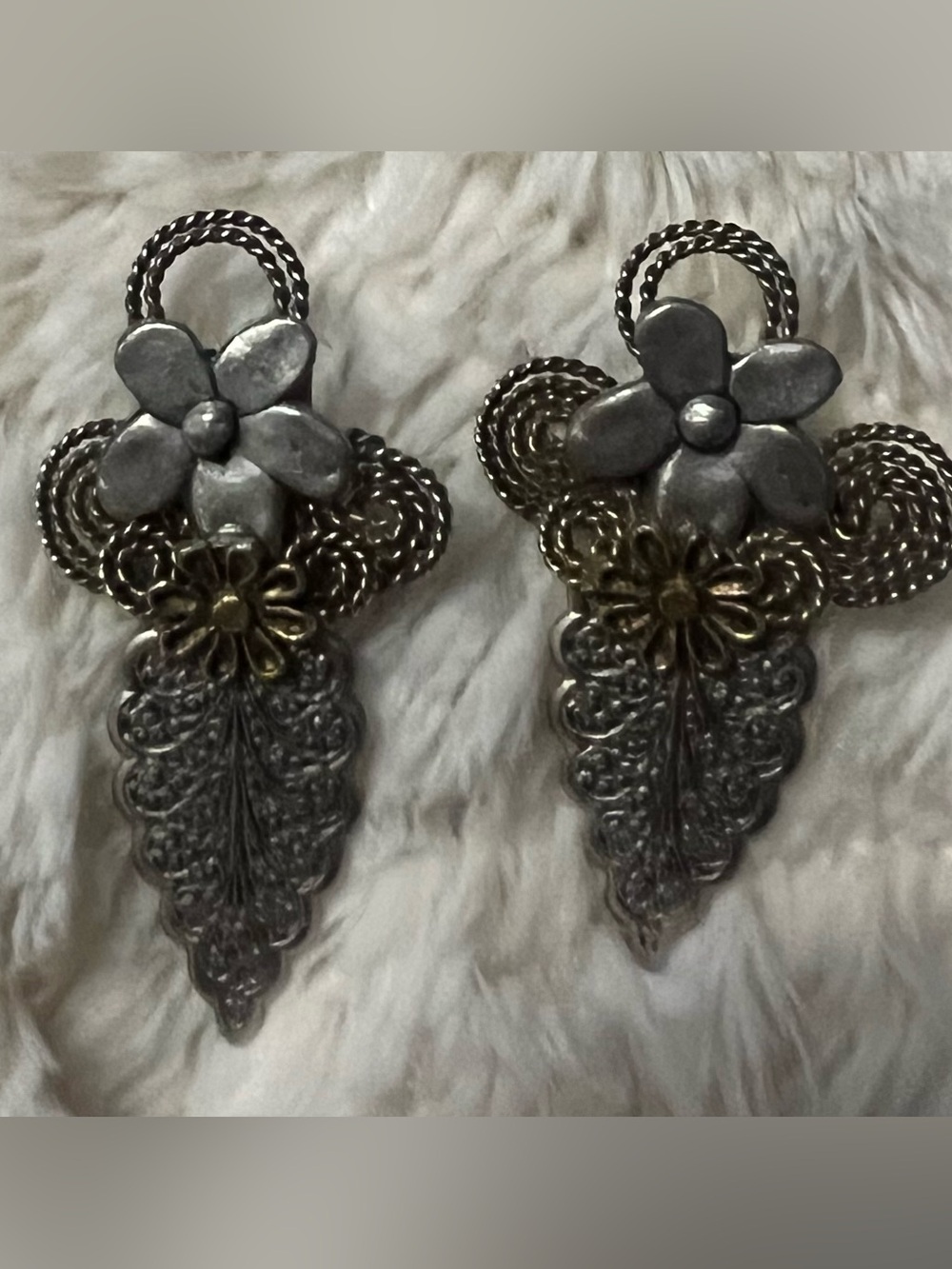 Source Unknown Silver Floral Drop Earrings with Filigree Detail